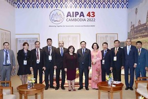 Top legislator meets parliamentary leaders of Singapore, Azerbaijan, Belarus