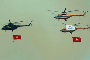 Vietnamese air forces, commandoes perform at Vietnam International Defense Expo 