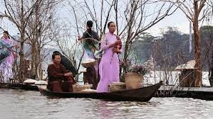 Ao dai collections showcased in Xuan Huong Lake amid chilling days