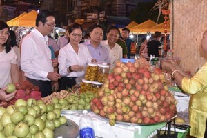Night walking street in District 10 resumes operation