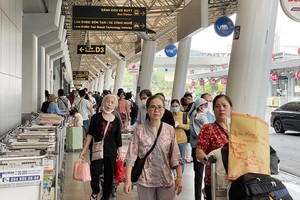 Tan Son Nhat Airport starts using QR-code for flight information search 