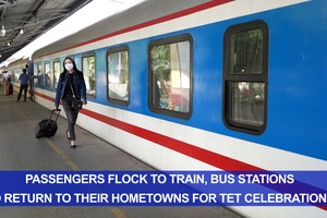 Passengers flock to train, bus stations to return to hometowns for Tet 