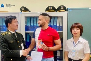 Foreign passenger returned lost jacket with cash at Noi Bai Airport
