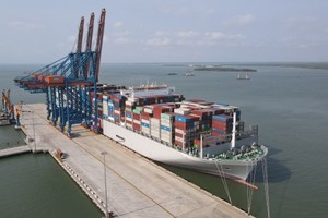 Cai Mep - Thi Vai receives one of world's largest container ships