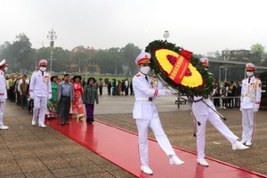 Former political prisoners visit President Ho Chi Minh's Mausoleum