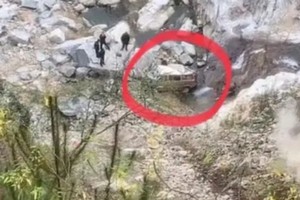 Death toll from China coach crash rises to 11, all Vietnamese