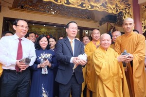 President Vo Van Thuong congratulates Buddhist dignitaries on Buddha's birthday