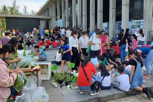 Recycled waste market takes place in Quy Hoa Valley