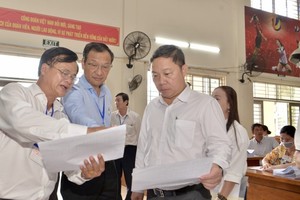 Vice Chairman Duong Anh Duc inspects 10th-grade entrance exam in Can Gio