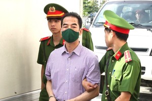 Former leaders involved in repatriation flights stand trial