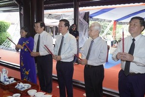 President Vo Van Thuong solemnly offers incense to heroic martyrs in Con Dao