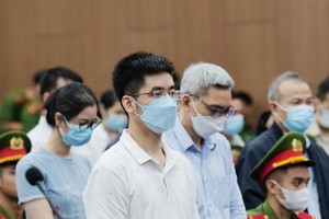 Video shows former investigator receiving bag supposedly containing $450,000 