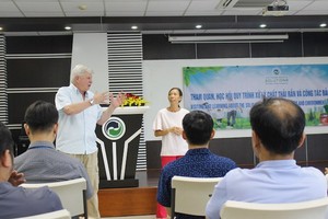 Doctors make field trip to Da Phuoc Waste Treatment Complex