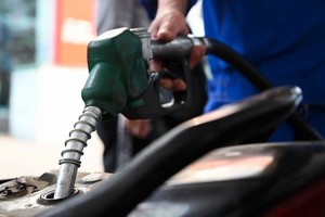 RON95-III gasoline price climbs to nearly VND25,000 per liter