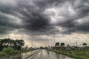 Thundery rain, cyclone, gusty winds warnings grip Southern waters