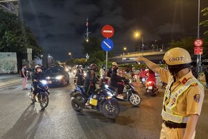 Traffic police forces strengthened to help people return to HCMC after holiday