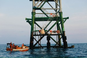 HCMC delegation visits soldiers on DK1 Platform, Tho Chu Islands