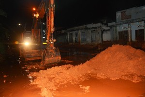 Red sludge floods coastal road of Binh Thuan Province, causes traffic congestion