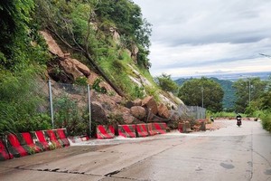Road leading to Cam Mountain blocked temporarily due to landslide
