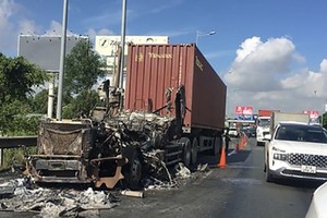 Container truck bursts into flames on HCMC – Long Thanh – Dau Giay Expressway