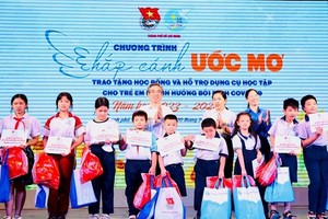 HCMC offers 336 scholarships to children orphaned due to Covid-19