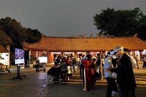 Hanoi pilots night tour to Van Mieu – Quoc Tu Giam