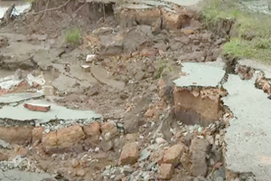 Ca Mau, Ben Tre declare landslide emergency at intercommunal road, riverside