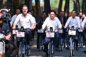 Vietnamese, Dutch PMs ride bicycles through streets of Hanoi