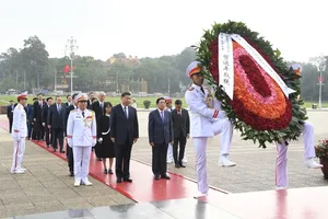 Chinese Party General Secretary, President pays tribute to President Ho Chi Minh