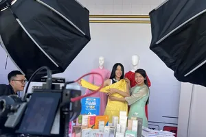 Merchants at Ben Thanh market sell food, fashion products via livestream method