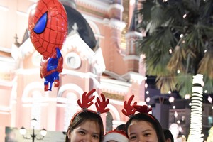 Bustling Christmas atmosphere overwhelms HCMC’s streets