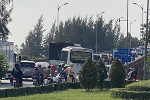 Holidaymakers stream to Mekong Delta, causing traffic jam on Rach Mieu Bridge