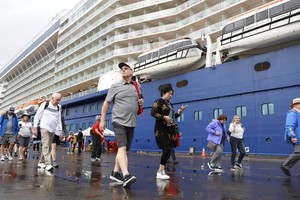 Chan May Port receives 2,700 foreign passengers from a cruise ship