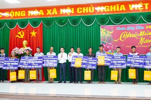 President pays pre-Tet visit to Vinh Long Province