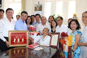 HCMC leaders pay pre-Tet visits to Vietnamese heroic mother, elderly, orphan