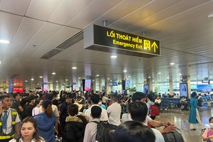 Tan Son Nhat Airport's domestic terminal overcrowded with returners for Tet