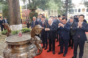 Party leader offers incense at Thang Long Imperial Citadel