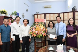 Chairman Phan Van Mai visits veteran doctors on Vietnamese Doctor’s Day