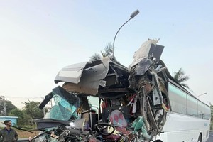 One dead, 12 injured in terrible crash on HCMC- Long Thanh- Dau Giay Expressway