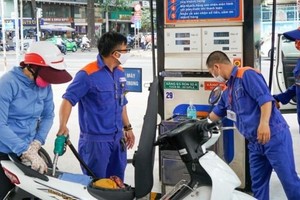 Petrol prices decrease sharply ahead of five-day holidays