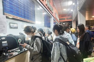 Coach stations, gateways in HCMC overloaded in advance of holidays