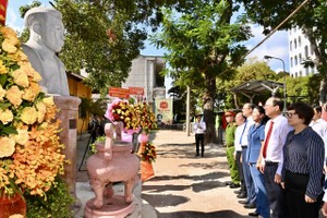 City leaders offer incense to commemorate late Party Chief Tran Phu