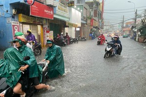Various streets in HCMC submerged due to rainwater