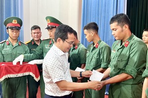 HCMC leaders visit, present gifts to encourage newly enlisted soldiers