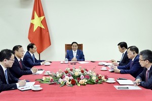 Vietnam's government leader holds phone talks with new Singaporean PM