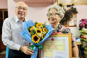 Head of Propaganda, Education Board visits typical elders on Vietnam Elderly Day