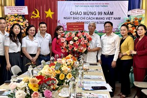 Deputy Chairman of HCMC People’s Committee meets journalists on Journalists' Day