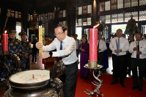 Ho Chi Minh City’s leaders commemorate Marquis Nguyen Huu Canh