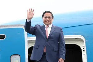 PM leaves Hanoi for WEF meeting, working sessions in China