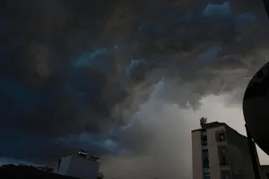 Central region prepares for downpours due to low-pressure zones in East Sea